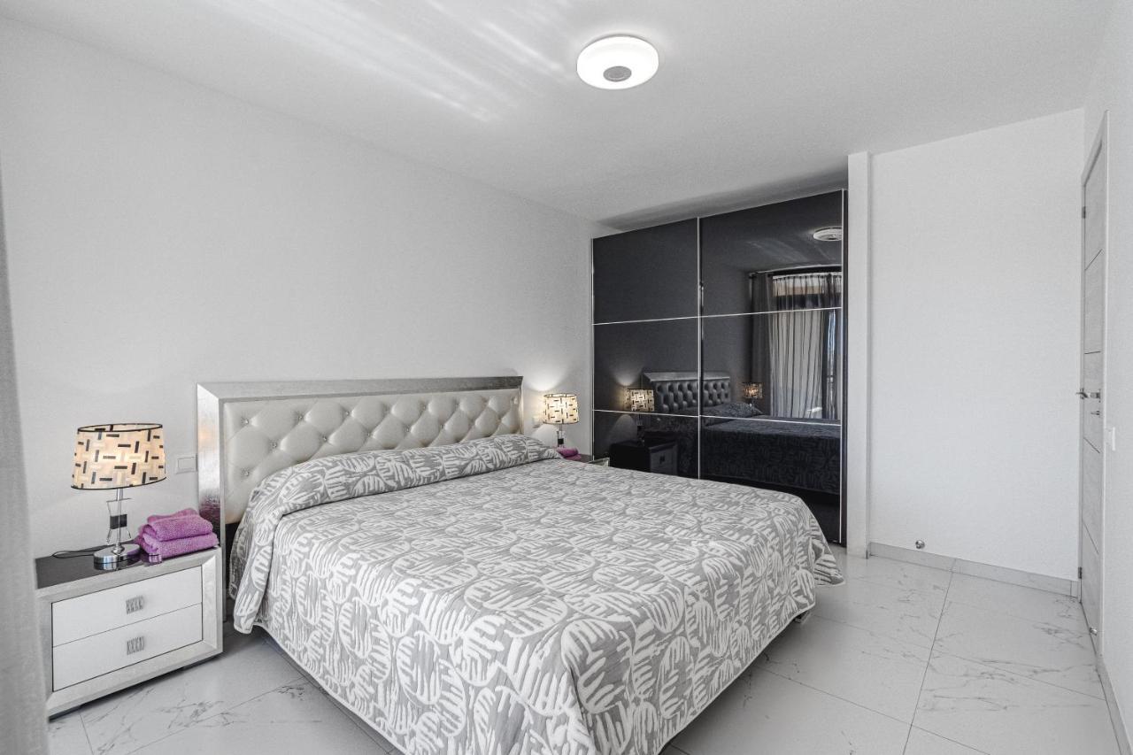 Amazing 3 Bedroom Apartment On The First Line Of The Best Las Americas Beach, Air Conditioner And Terrace Ocean View Playa de las Americas  Eksteriør bilde