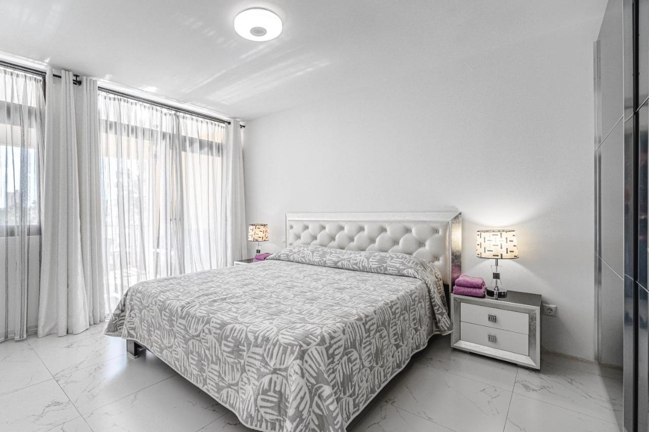 Amazing 3 Bedroom Apartment On The First Line Of The Best Las Americas Beach, Air Conditioner And Terrace Ocean View Playa de las Americas  Eksteriør bilde